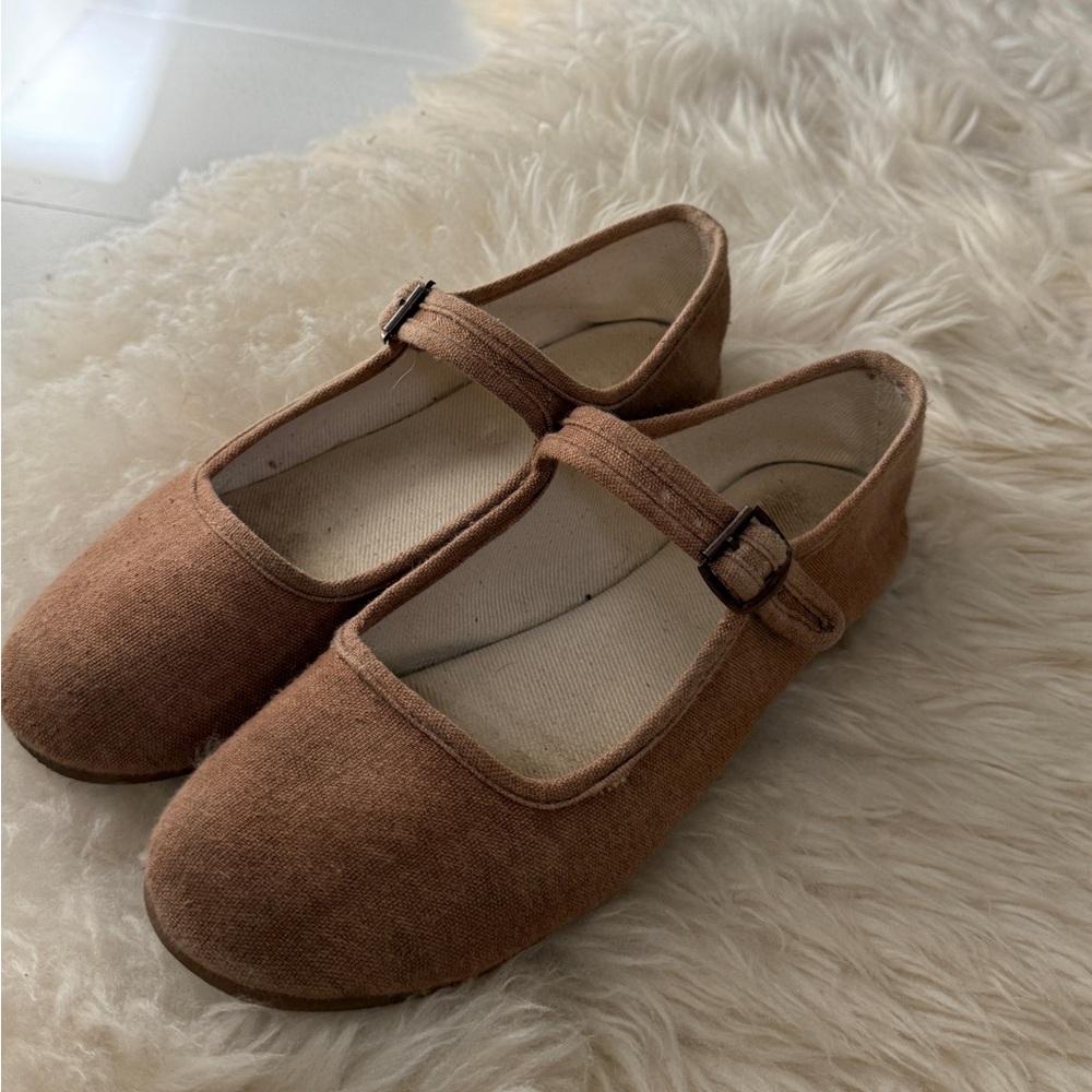 Small Lot Co CLASSIC MARY JANE SHOES size 6 Cafe